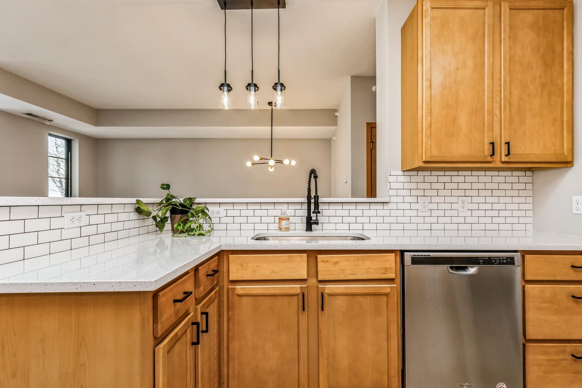 2565 Franklin Avenue 302