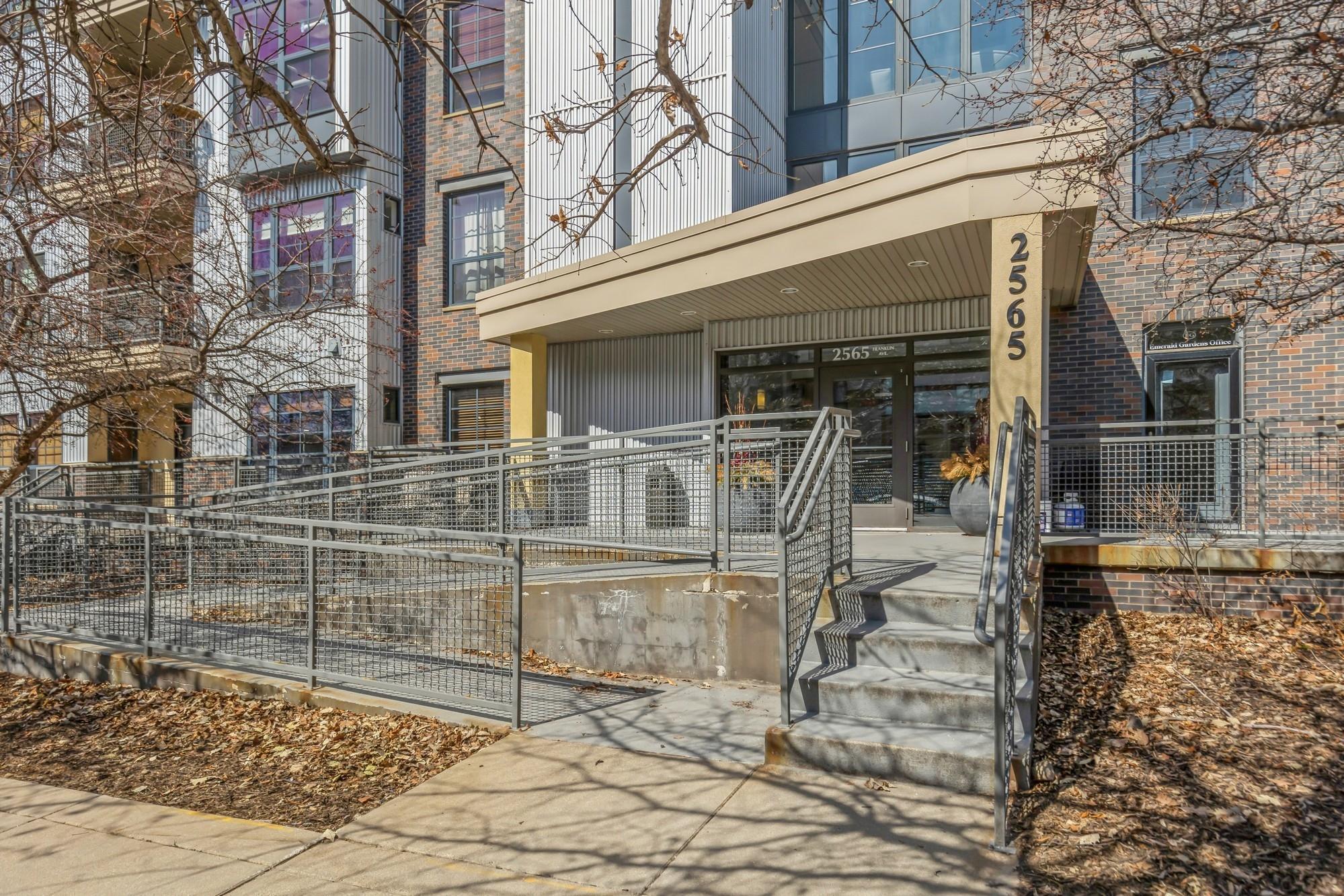 2565 Franklin Avenue 302