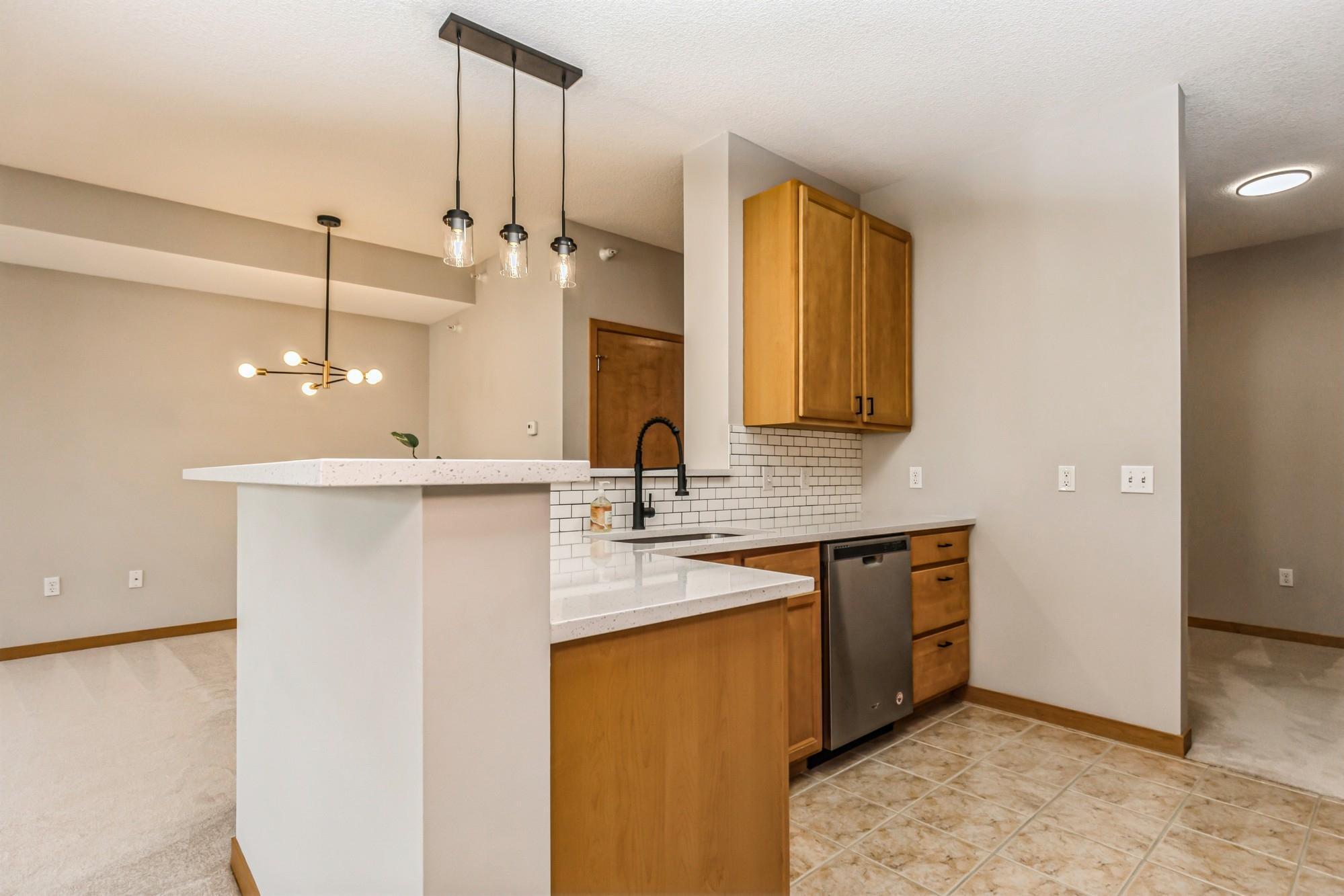 2565 Franklin Avenue 302
