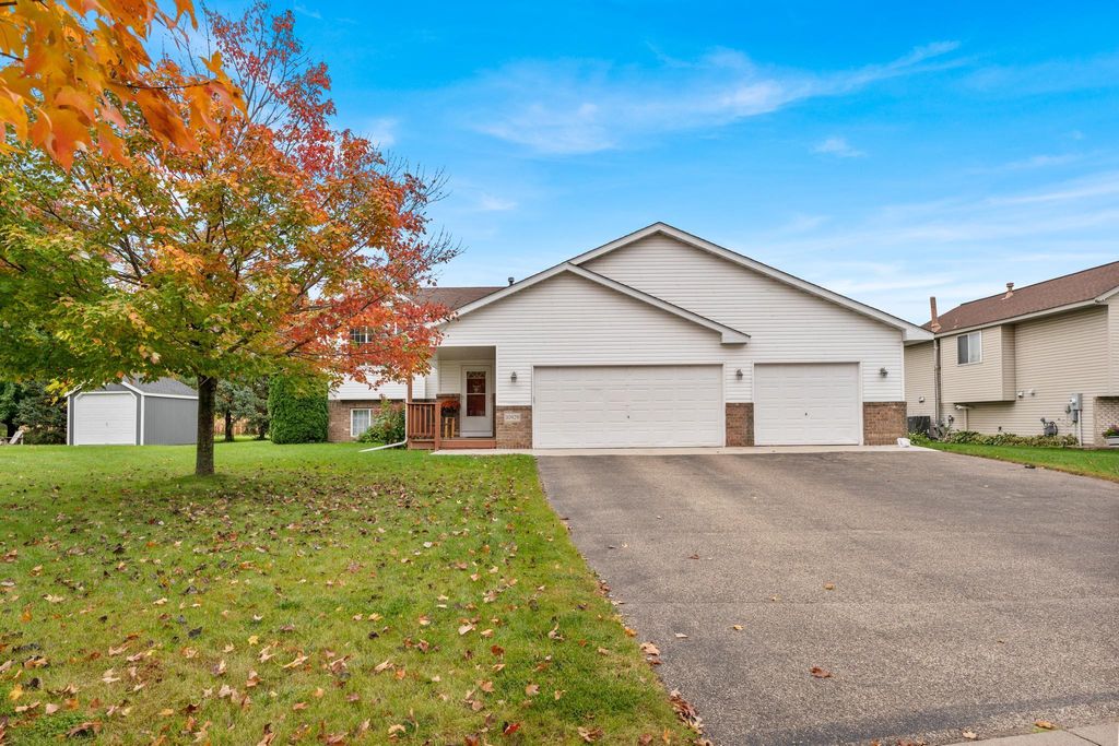 Photo of 10929 Shoreline Court, Chisago City, MN 55013 (MLS # 6804758)
