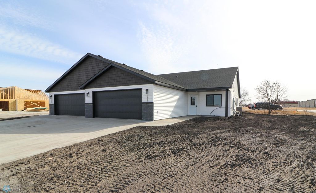 Photo of 1414 Prairie Lane Ln, Wahpeton, ND 58075 (MLS # 6687875)