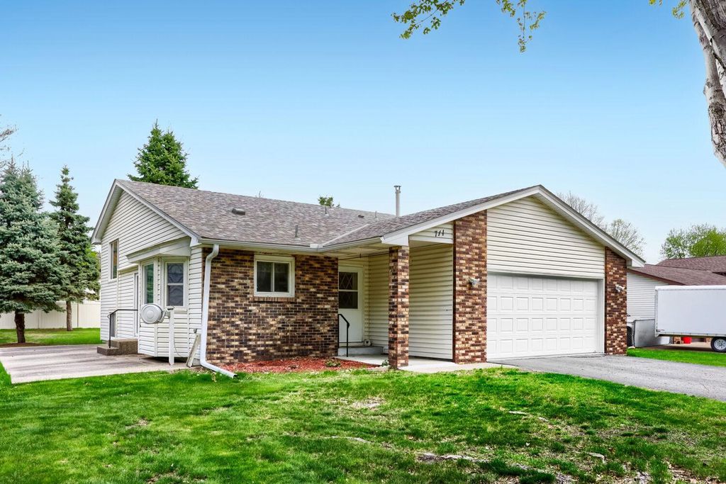 Photo of 711 Cope Avenue W, Roseville, MN 55113 (MLS # 7061748)