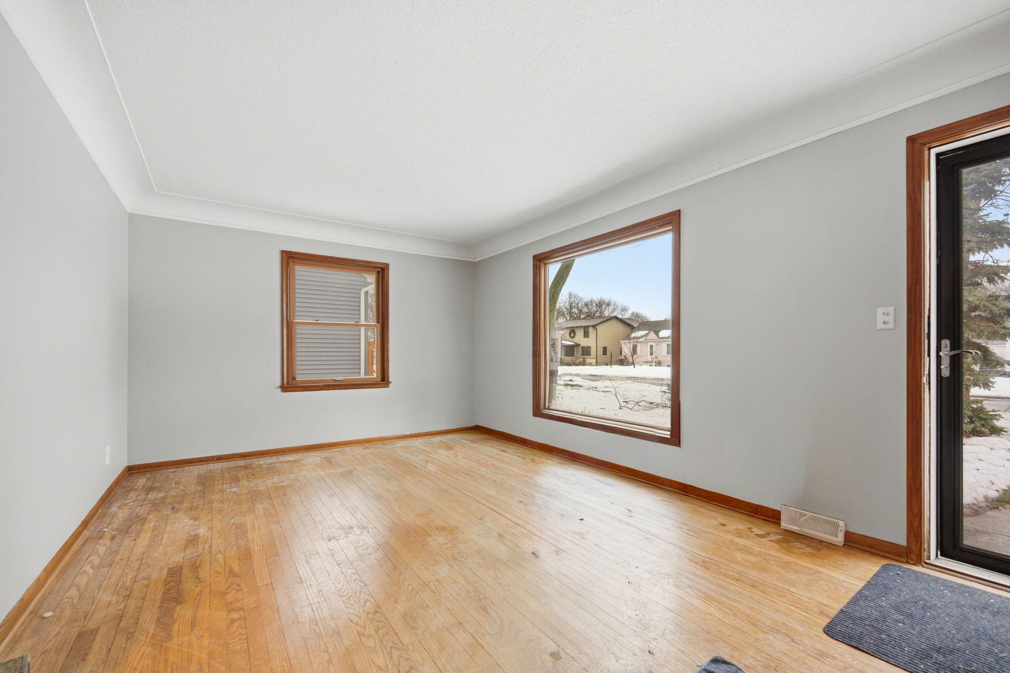 6921 Russell Avenue S