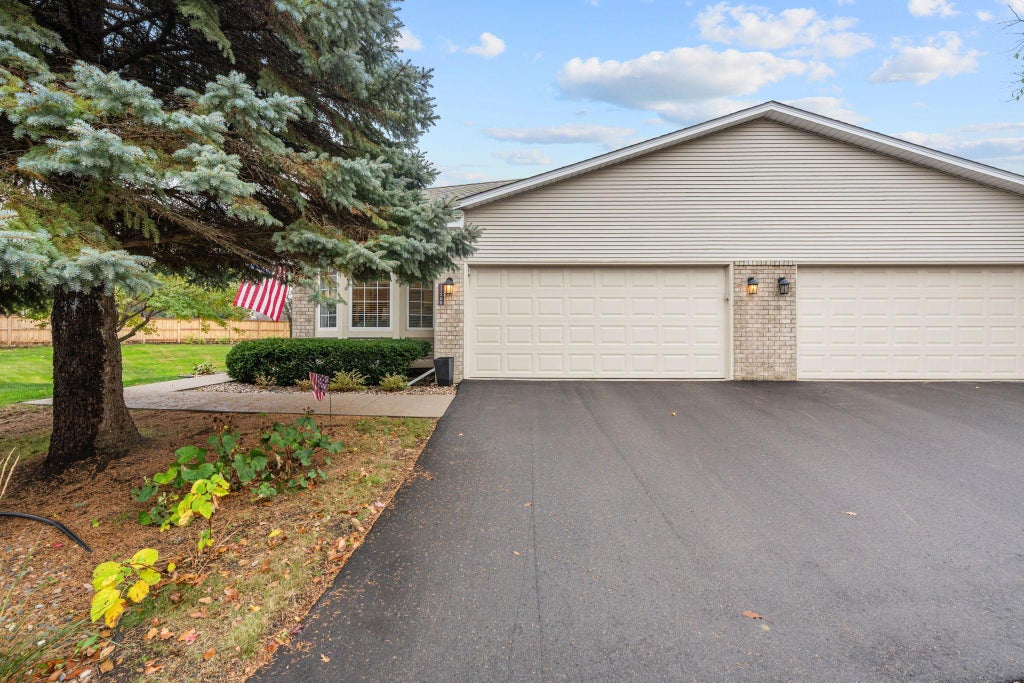 Photo of 17568 Frondell Court, Eden Prairie, MN 55347 (MLS # 7164912)