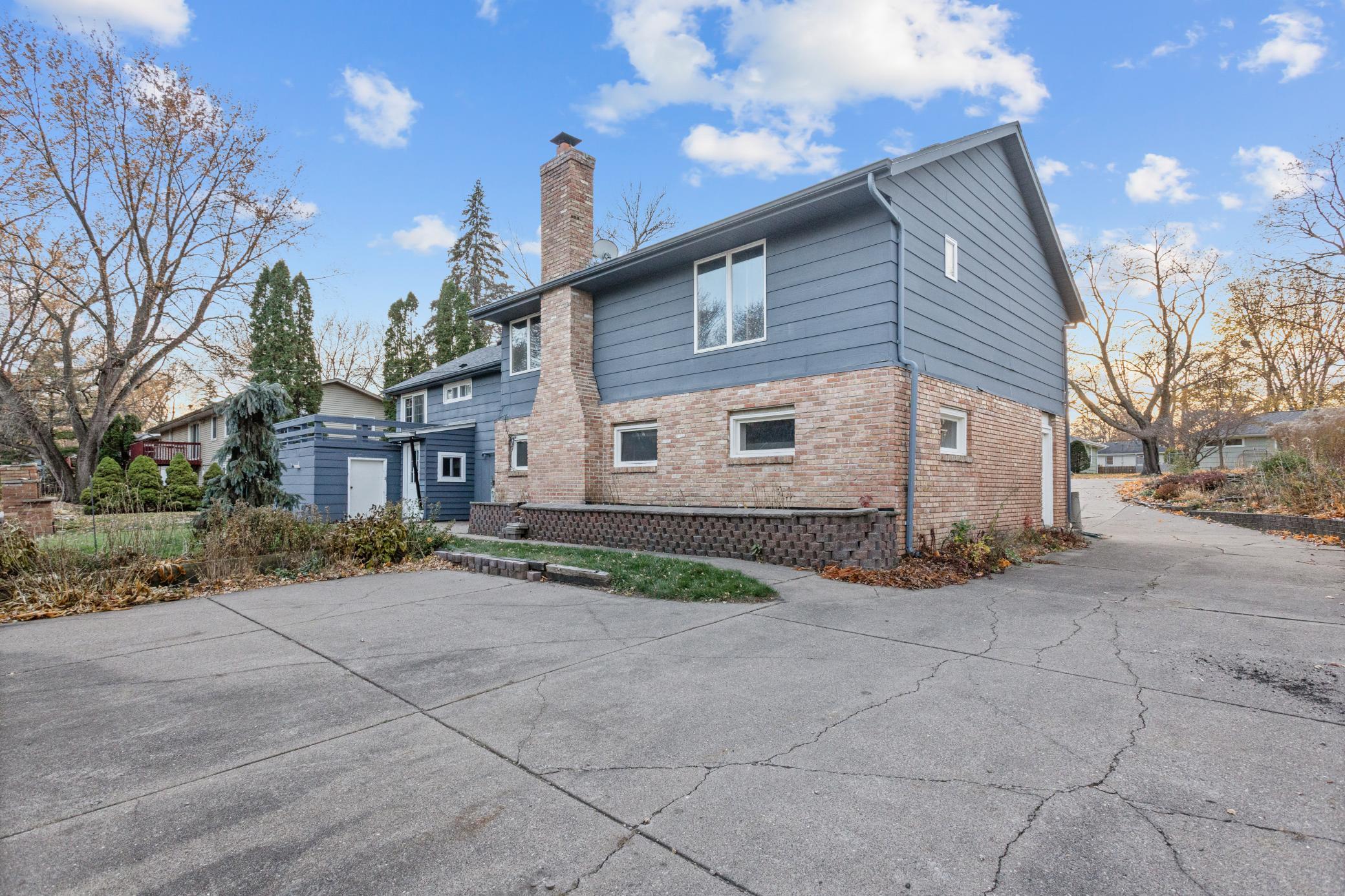 10633 Russell Avenue S