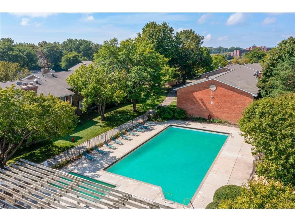 Photo of 810 Old Settlers Trail #5, Hopkins, MN 55343 (MLS # 7010785)