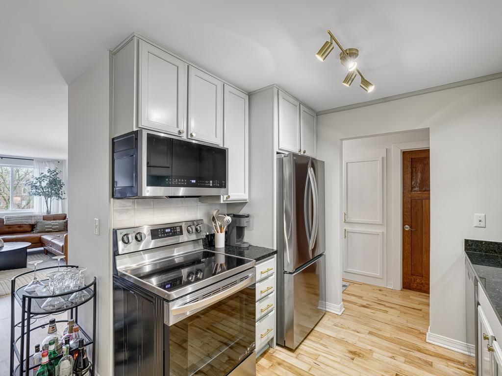 2700 W 44th Street 402