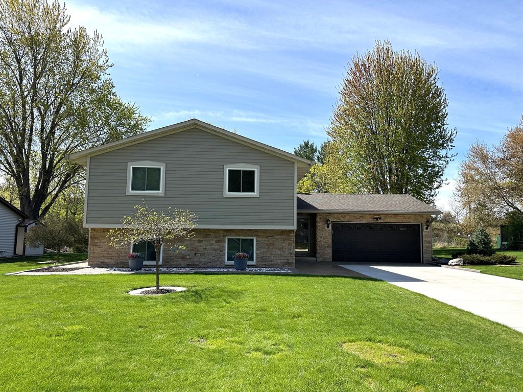 Photo of 446 Hawes Avenue, Vadnais Heights, MN 55127 (MLS # 7071698)