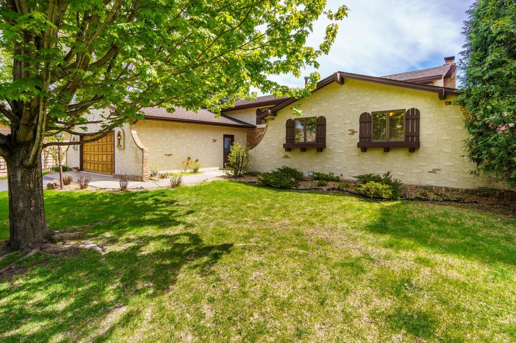 Photo of 2640 Alvarado Lane N, Plymouth, MN 55447 (MLS # 7073991)