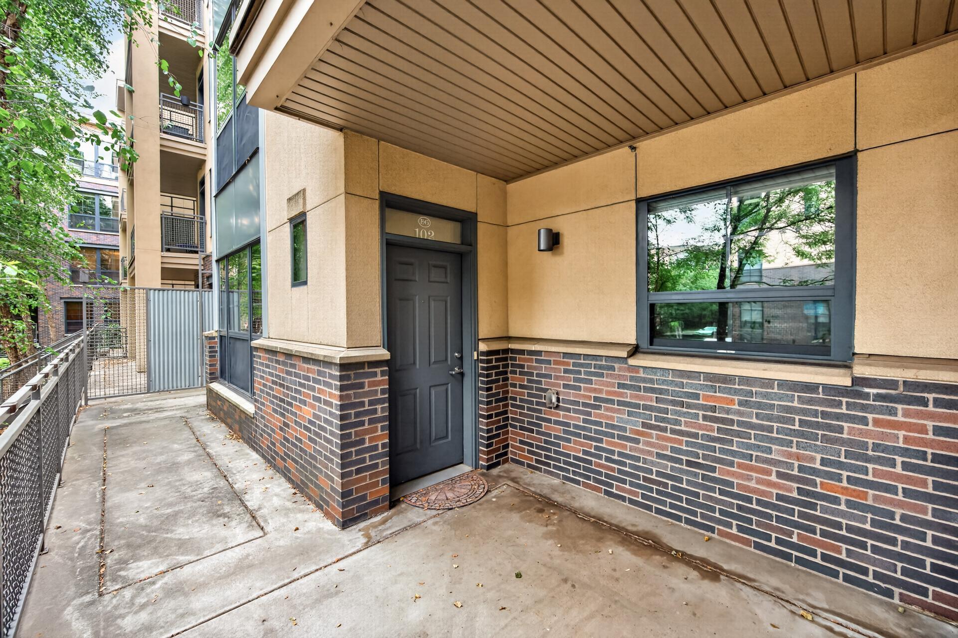 2565 Franklin Avenue 102