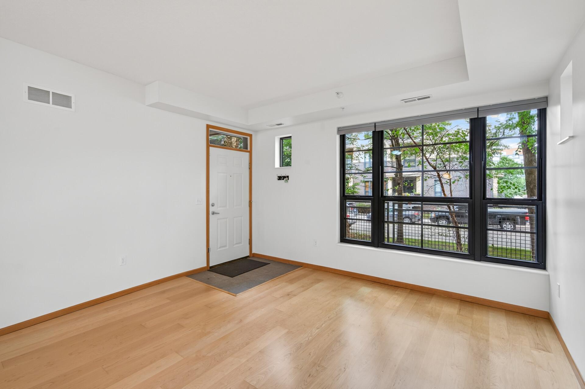 2565 Franklin Avenue 102