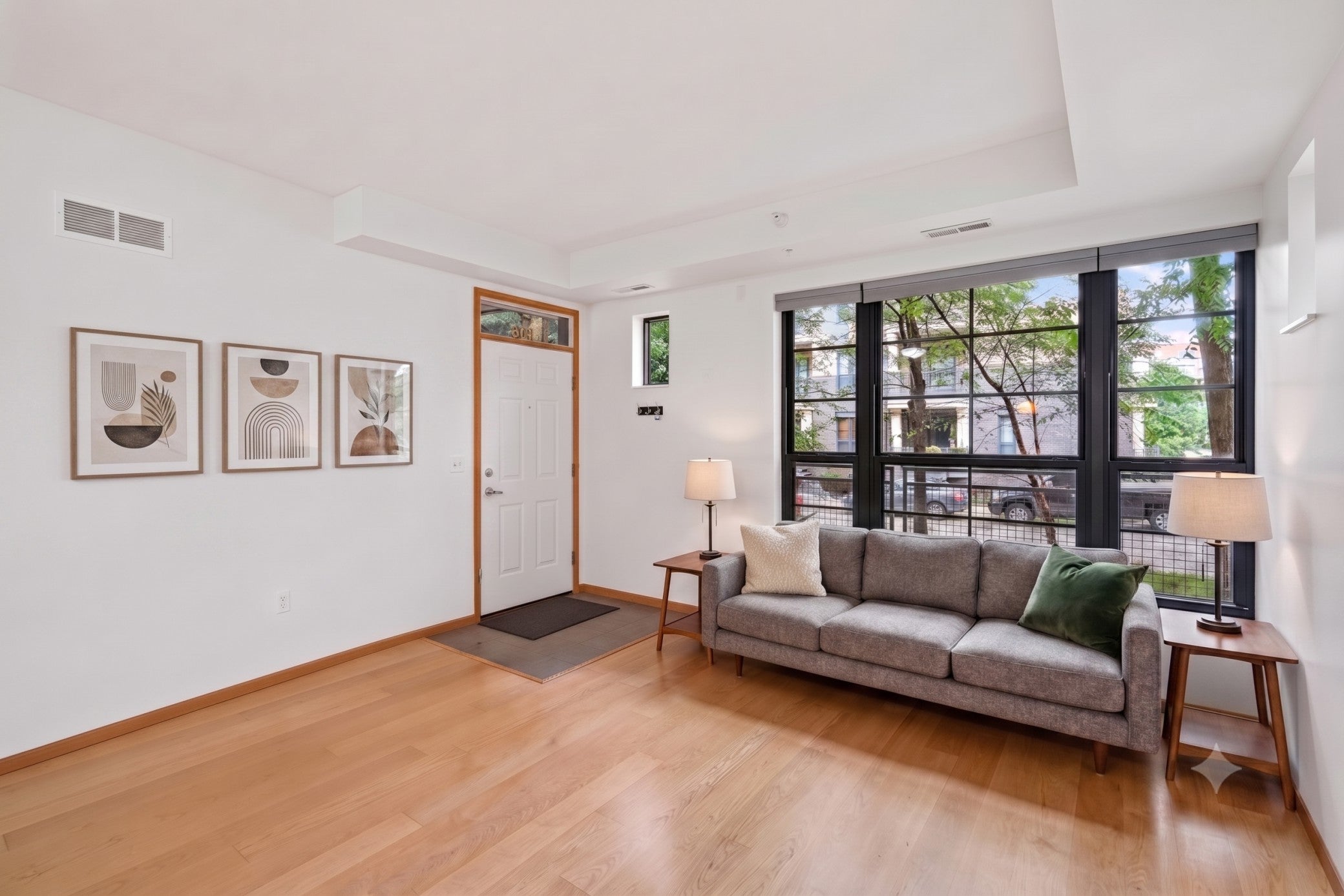 2565 Franklin Avenue 102