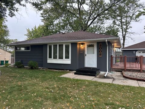 Photo of 1008 W 80 1/2 Street, Bloomington, MN 55420 (MLS # 6805664)