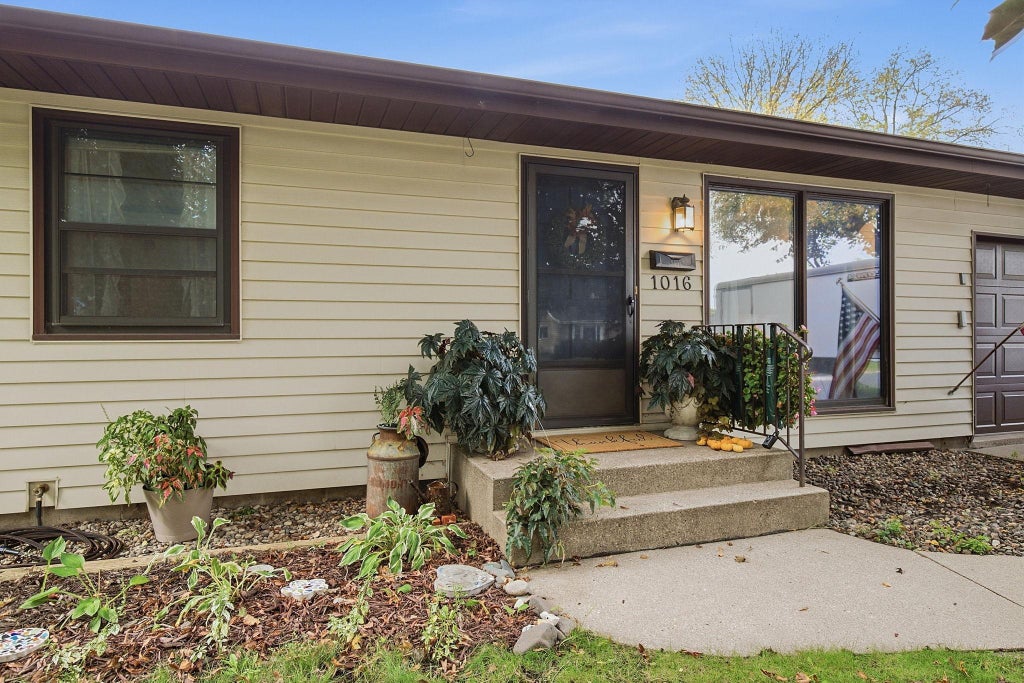 Photo of 1016 Jackson Street S, Shakopee, MN 55379 (MLS # 7154702)
