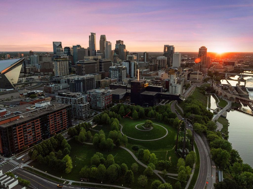 Photo of 1111 W River Parkway #33A, Minneapolis, MN 55415 (MLS # 7006910)