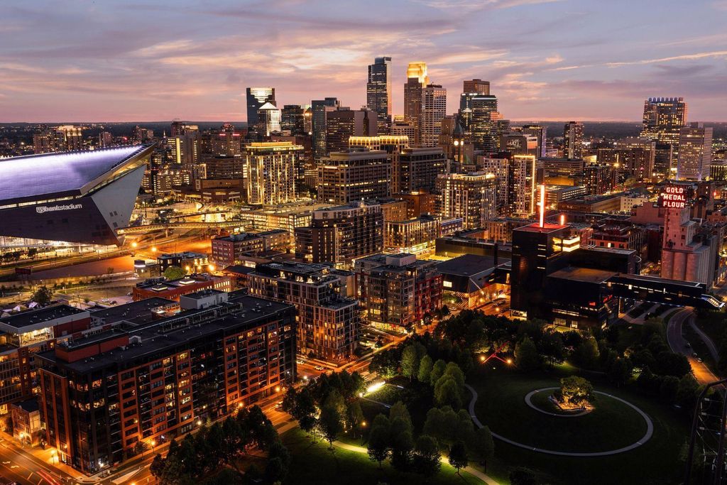 Photo of 1111 W River Parkway #33A, Minneapolis, MN 55415 (MLS # 7006910)