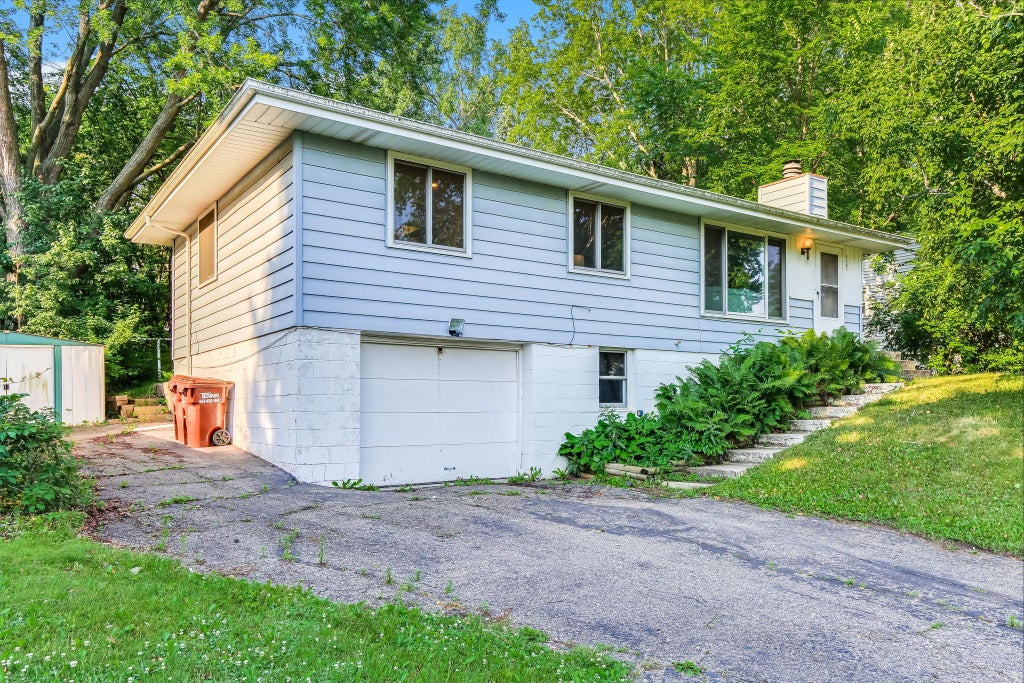 Photo of 6481 Rath Drive, Woodbury, MN 55125 (MLS # 7115258)