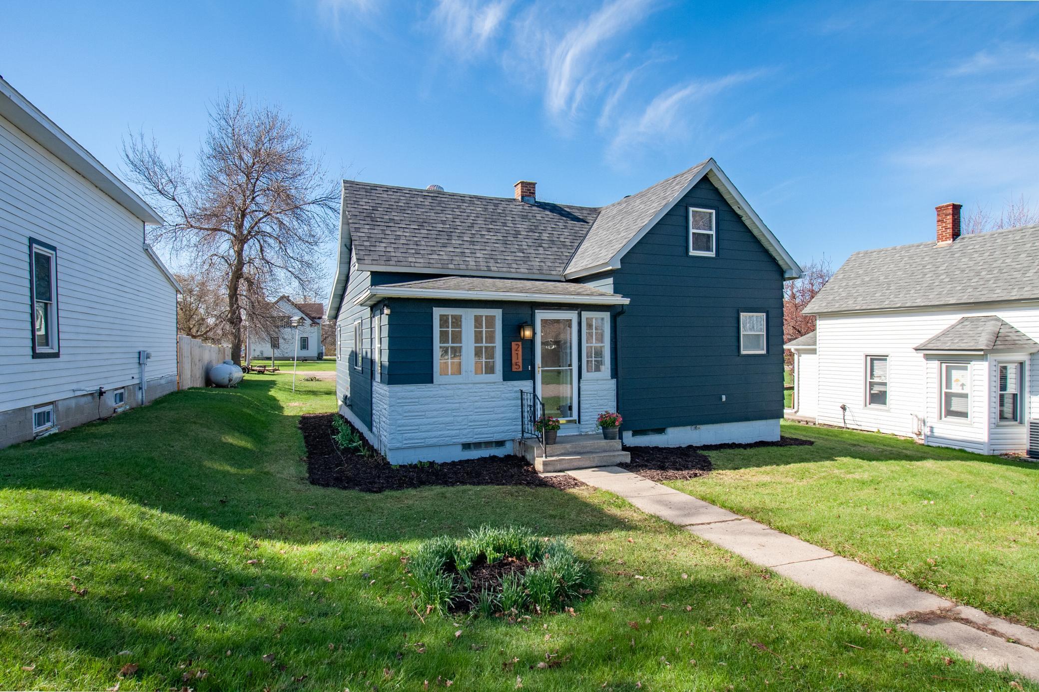 215 2nd Avenue NW