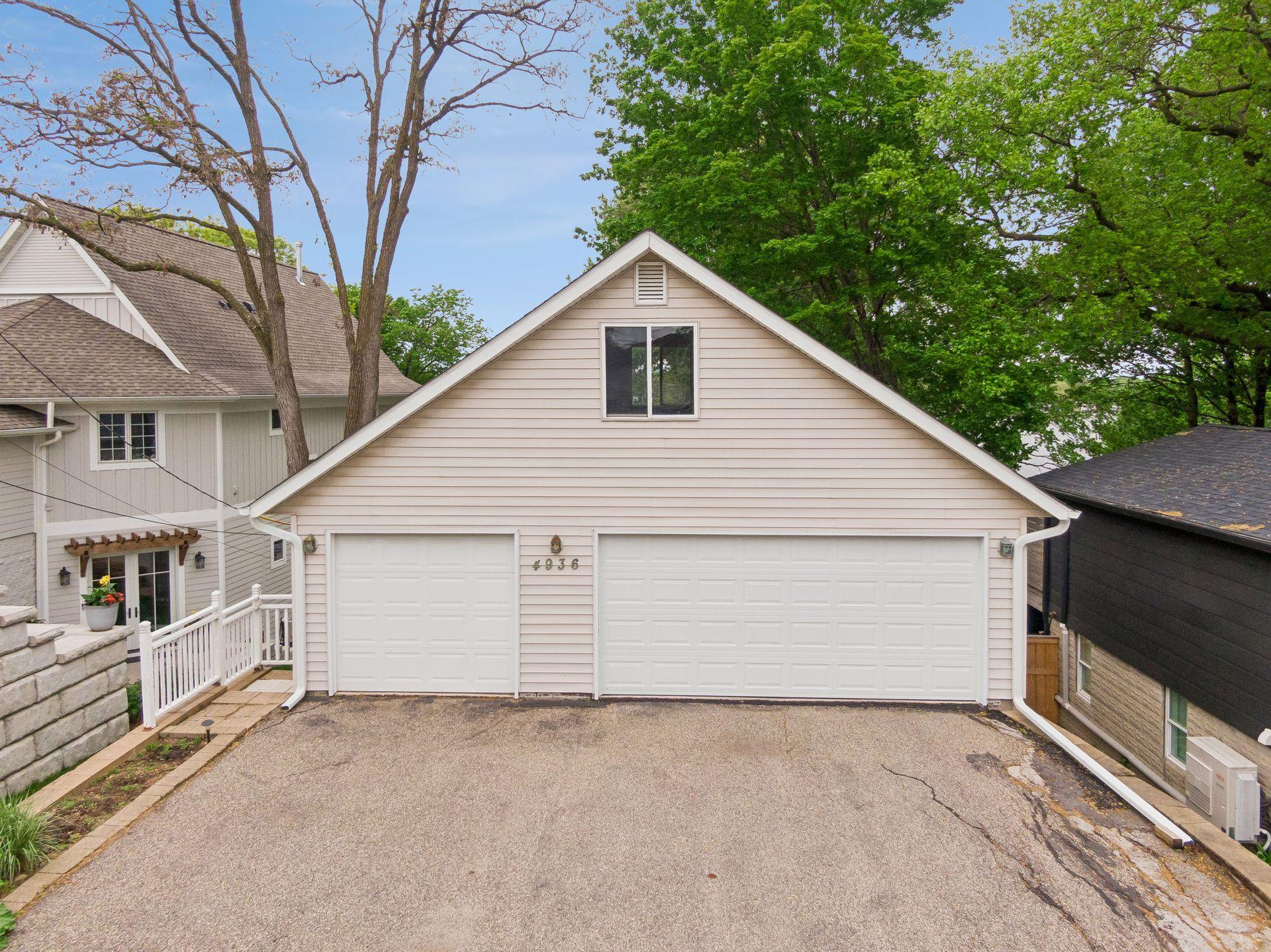 4936 Edgewater Drive