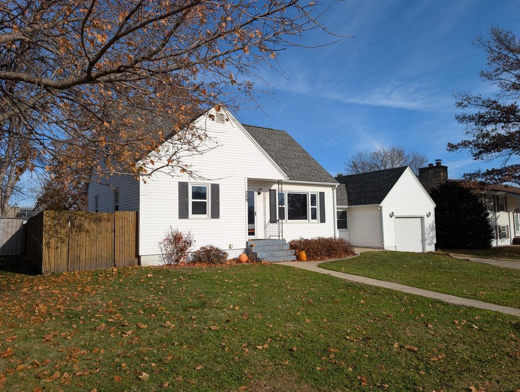 Photo of 209 E Cabot Street, Le Roy, MN 55951 (MLS # 6820756)