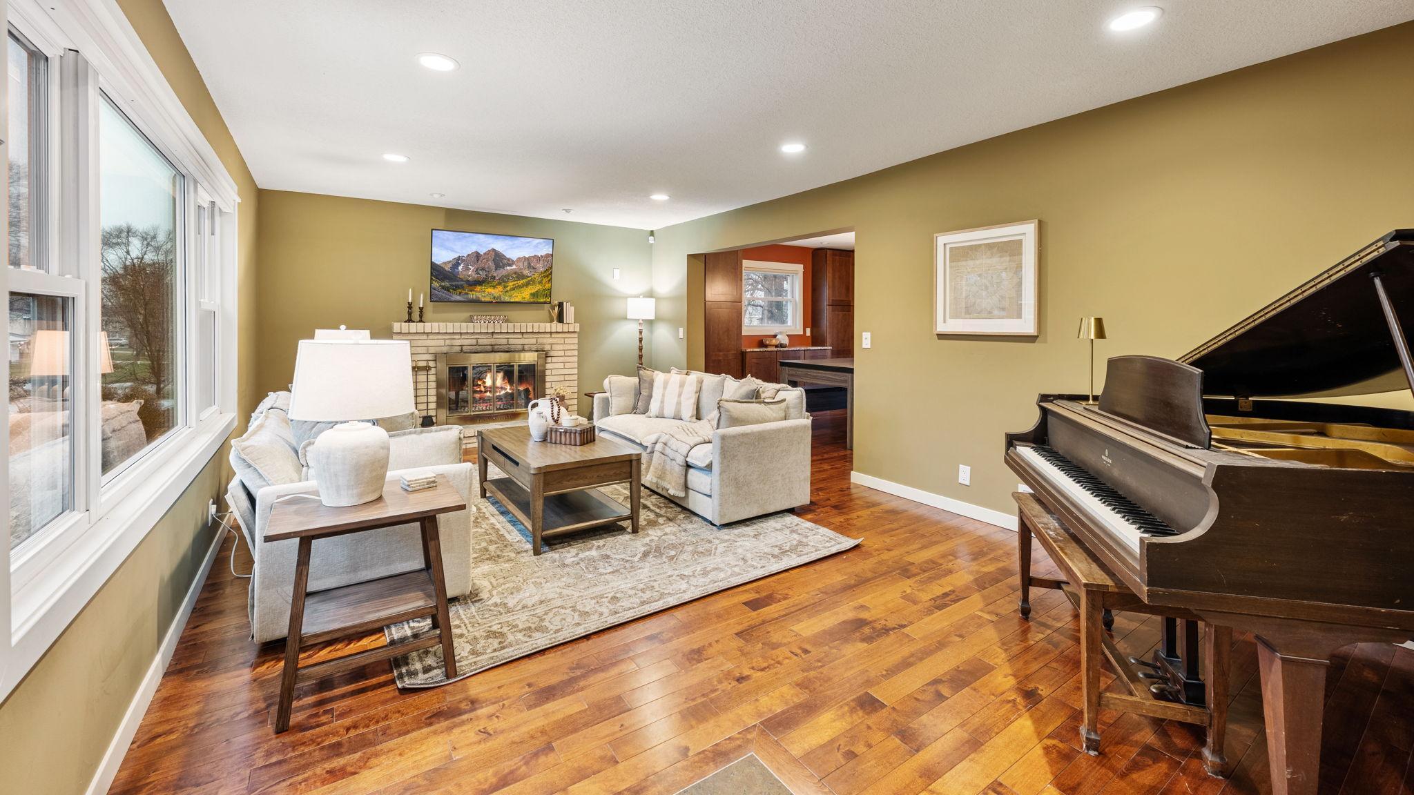 2545 Cavell Avenue N