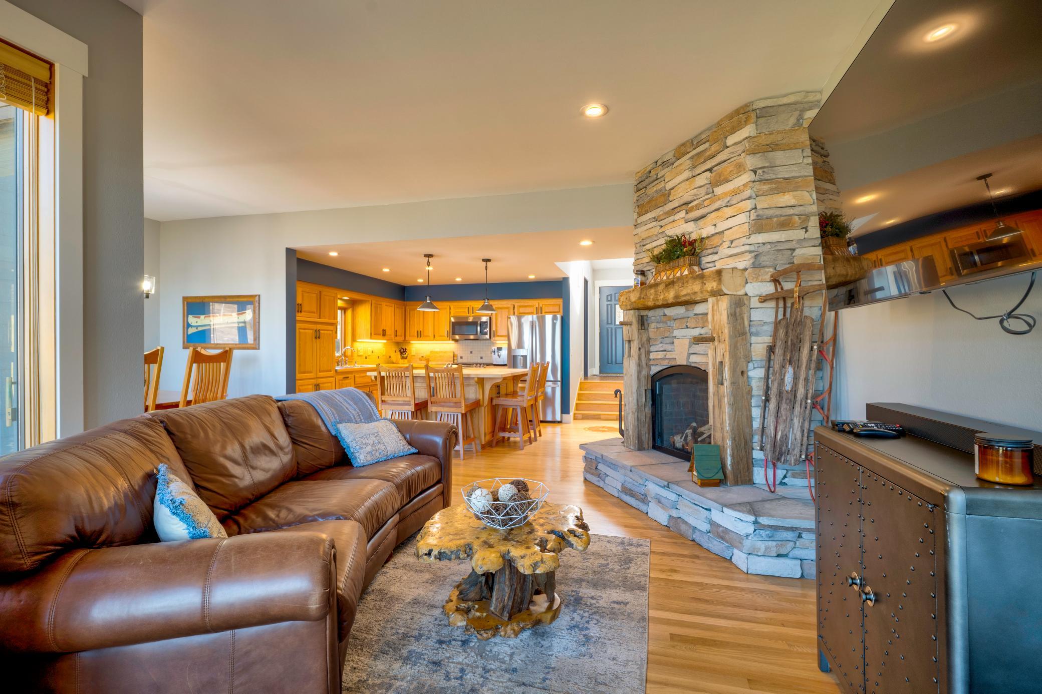 908 Railroad Avenue W