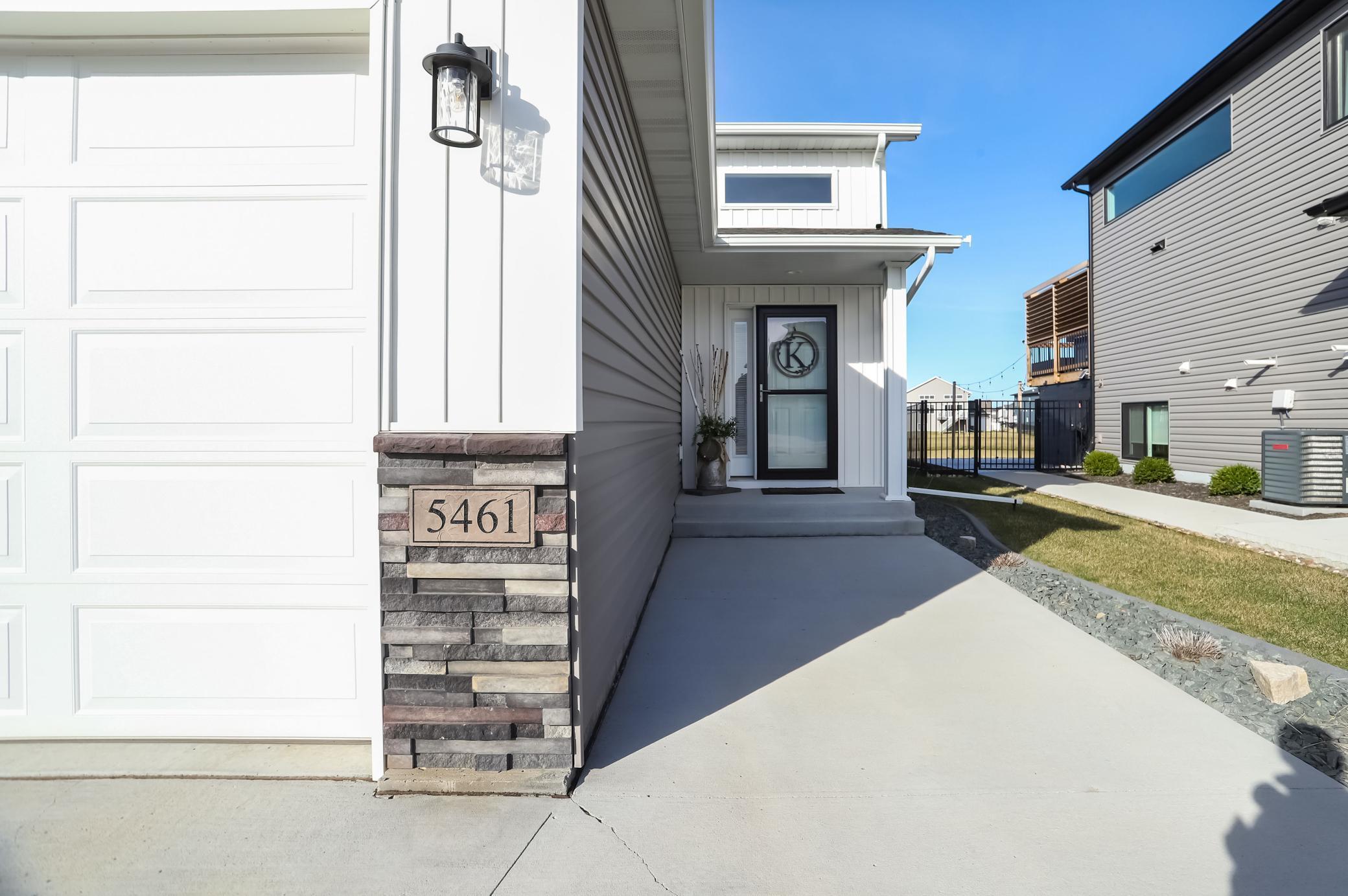 5461 Lori Lane W