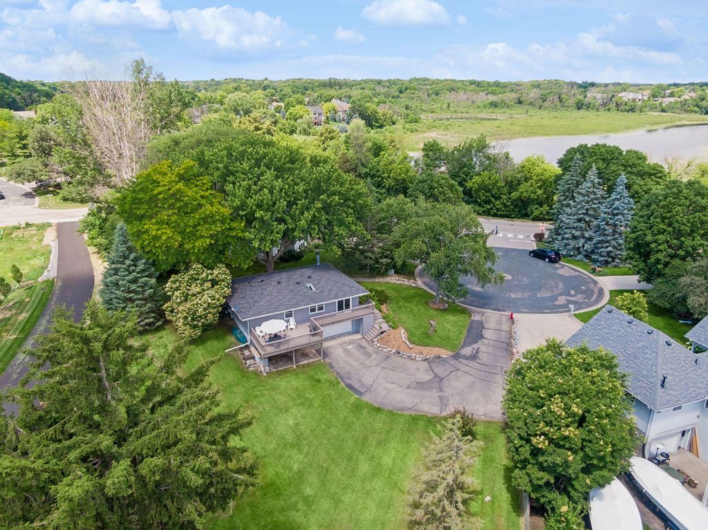 Photo of 3921 Minnewashta Court, Chanhassen, MN 55331 (MLS # 7099815)