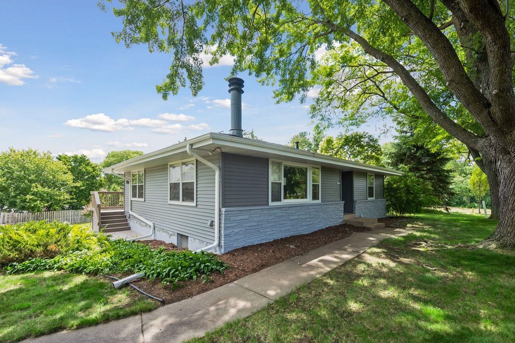 Photo of 3921 Minnewashta Court, Chanhassen, MN 55331 (MLS # 7099815)