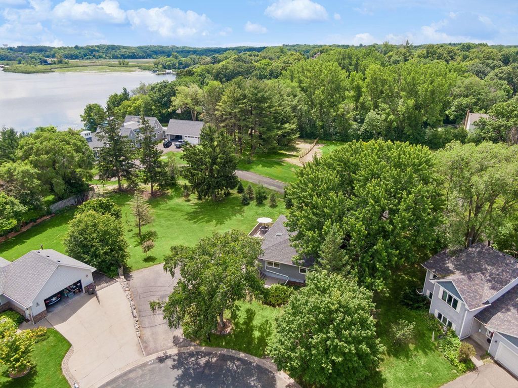 Photo of 3921 Minnewashta Court, Chanhassen, MN 55331 (MLS # 7099815)