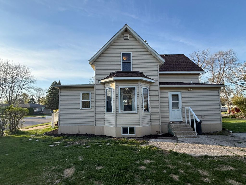 Photo of 402 Saint Paul Avenue S, Thief River Falls, MN 56701 (MLS # 7079197)