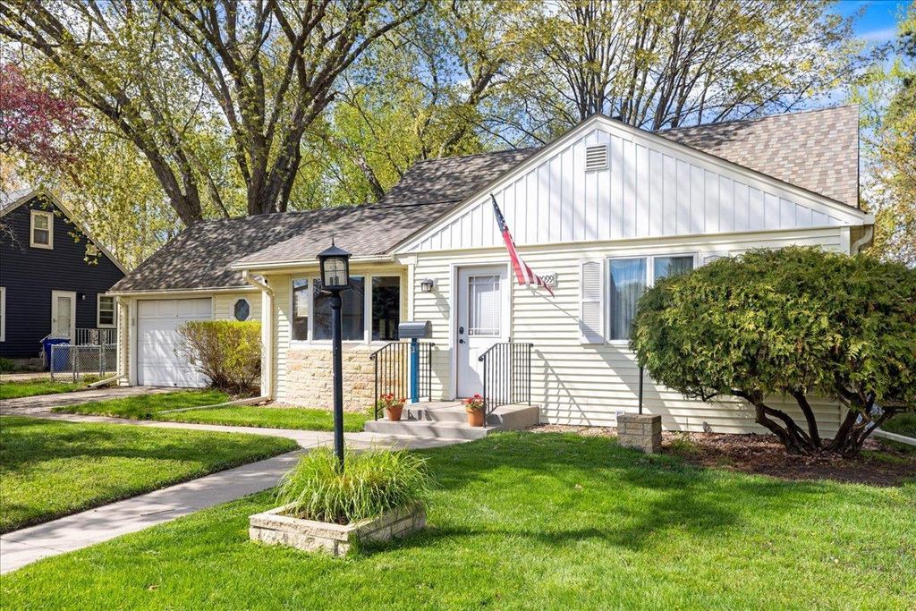 Photo of 2099 Lacrosse Avenue, Saint Paul, MN 55119 (MLS # 7066006)