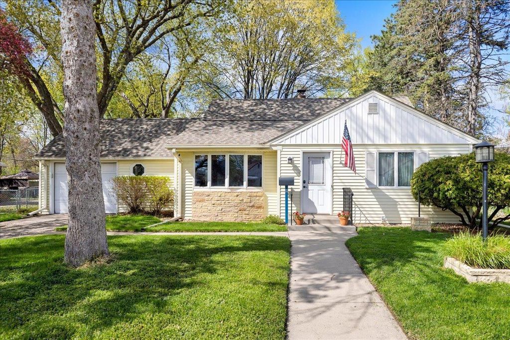 Photo of 2099 Lacrosse Avenue, Saint Paul, MN 55119 (MLS # 7066006)