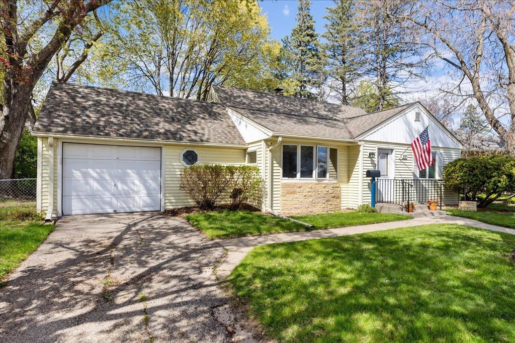 Photo of 2099 Lacrosse Avenue, Saint Paul, MN 55119 (MLS # 7066006)