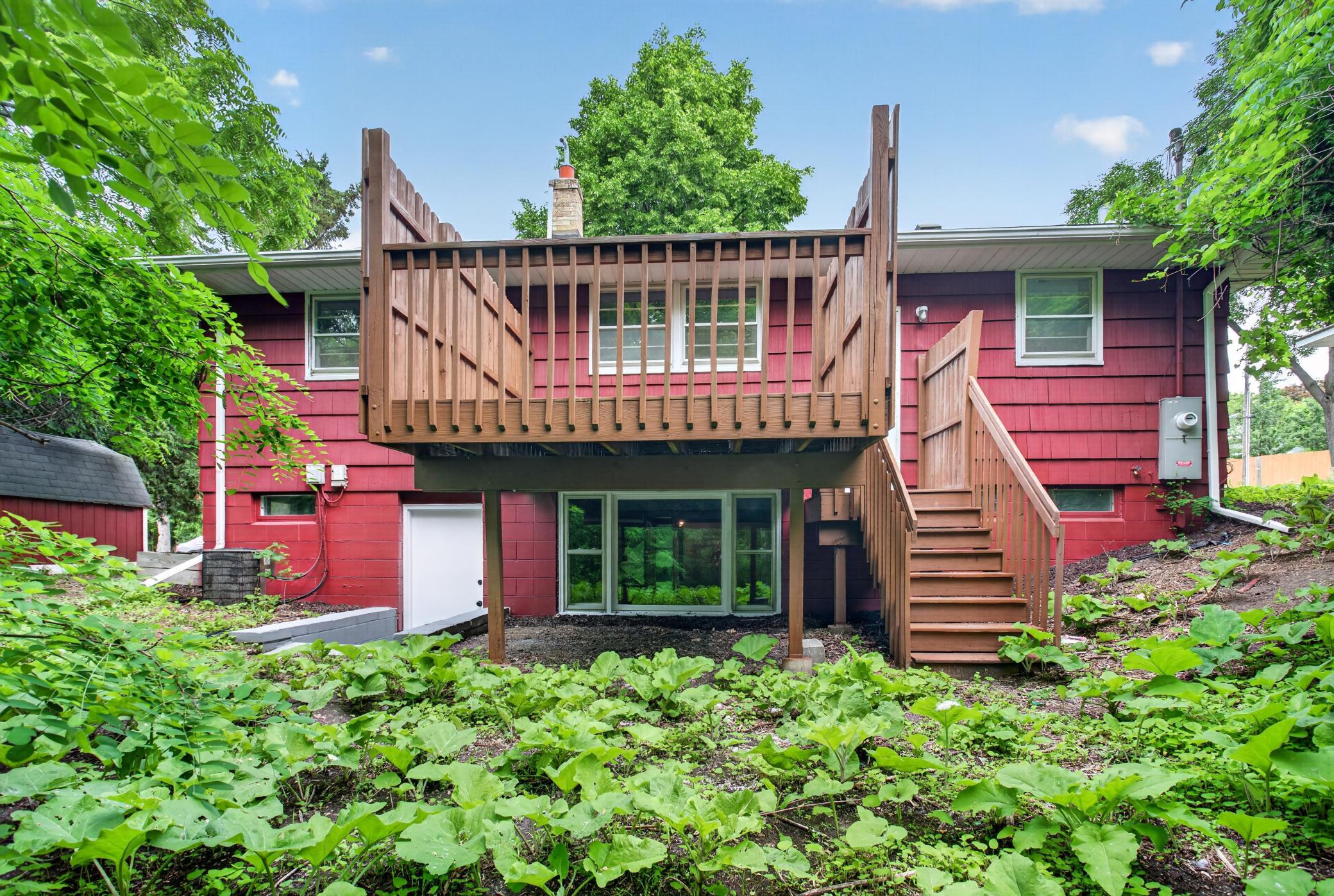 558 Arlington Avenue E