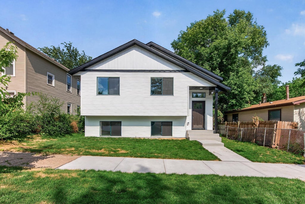 Photo of 926 Galtier Street, Saint Paul, MN 55117 (MLS # 7106139)
