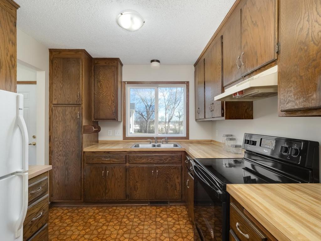 329 Winifred Street E