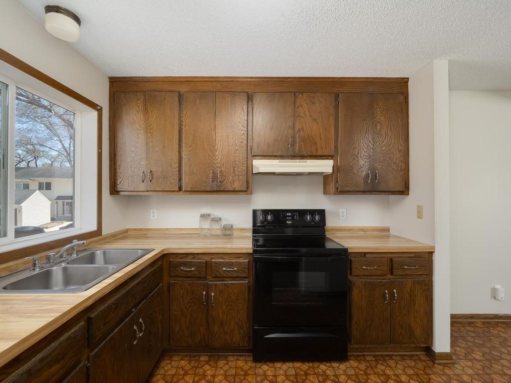 329 Winifred Street E