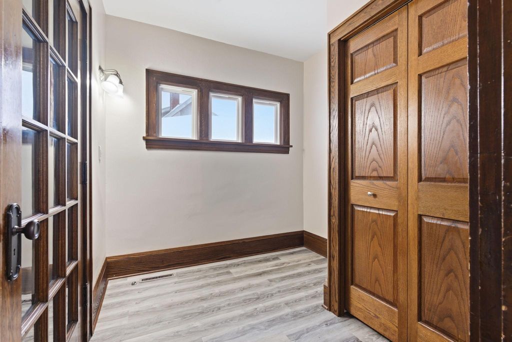 Photo of 1820 Irving Avenue N, Minneapolis, MN 55411 (MLS # 7032957)