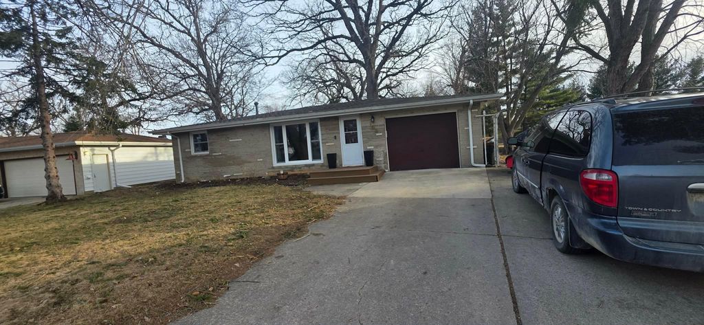 Photo of 103 W Richway Drive, Albert Lea, MN 56007 (MLS # 7036980)