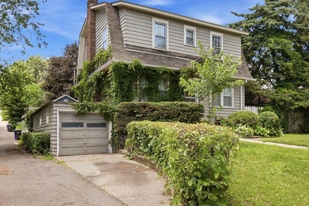 Photo of 589 Lexington Parkway N, Saint Paul, MN 55104 (MLS # 7070930)
