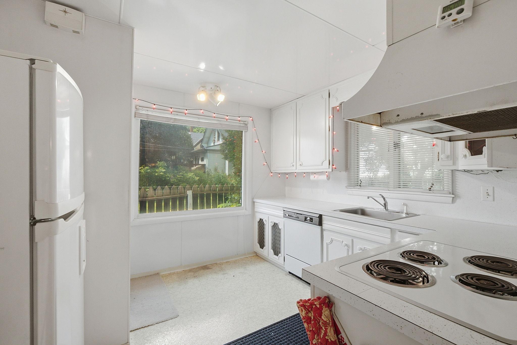 589 Lexington Parkway N