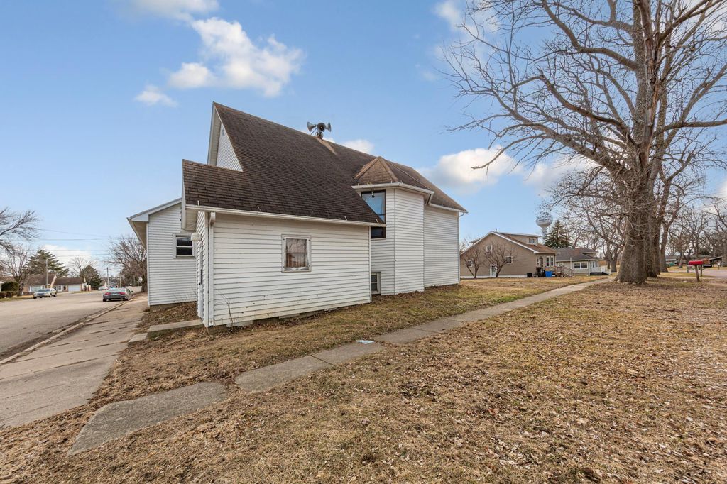 Photo of 402 4th Street N, Ellendale, MN 56026 (MLS # 7004930)