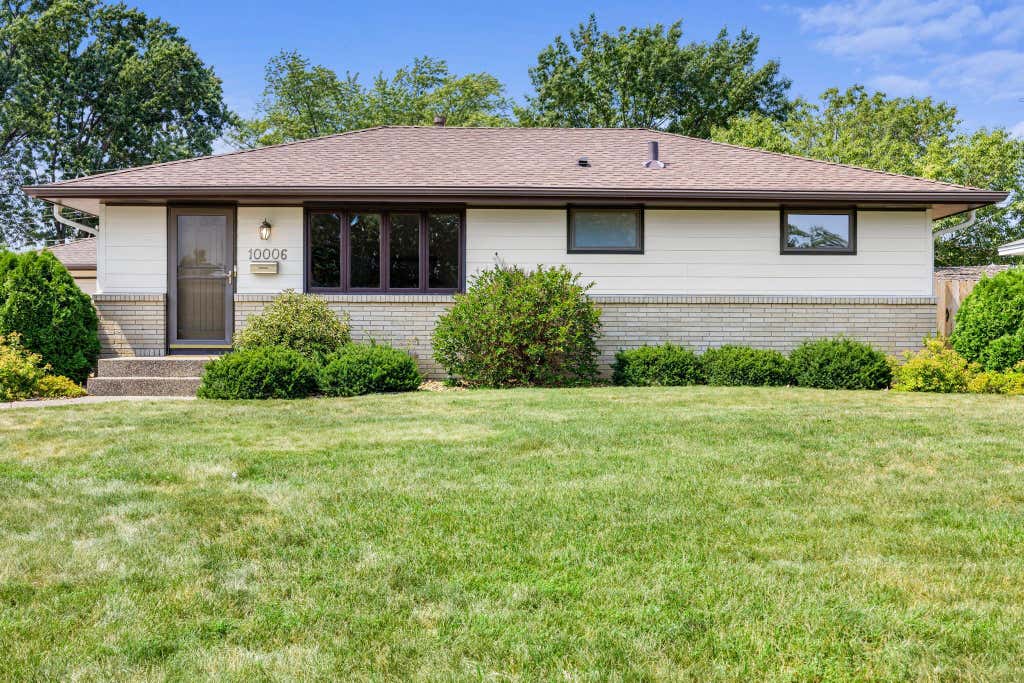 Photo of 10006 Chicago Avenue S, Bloomington, MN 55420 (MLS # 7127119)