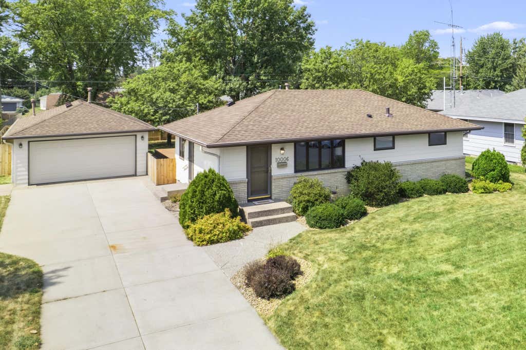 Photo of 10006 Chicago Avenue S, Bloomington, MN 55420 (MLS # 7127119)