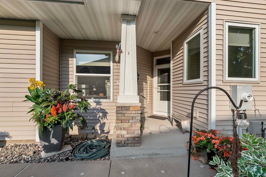 Photo of 263 Wentworth Avenue E, West Saint Paul, MN 55118 (MLS # 7000475)