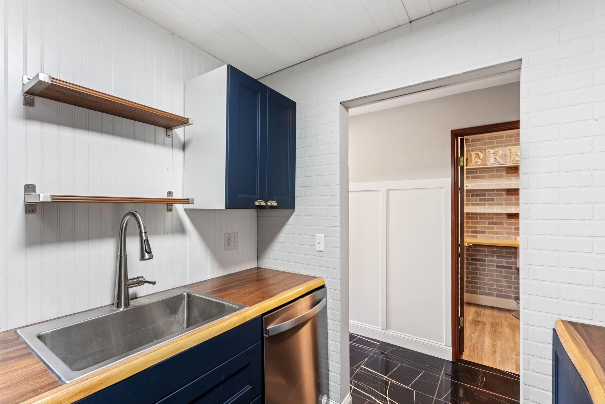 2700 Oxford Street N 101