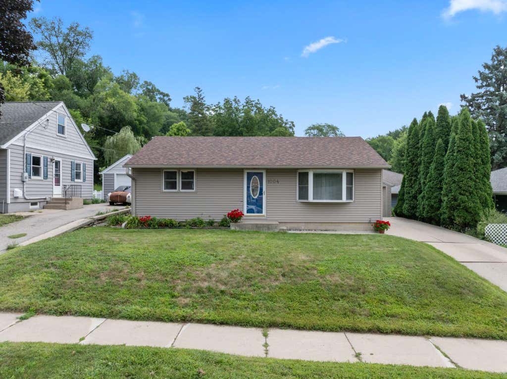 Photo of 1004 14th Avenue NE, Rochester, MN 55906 (MLS # 7124417)