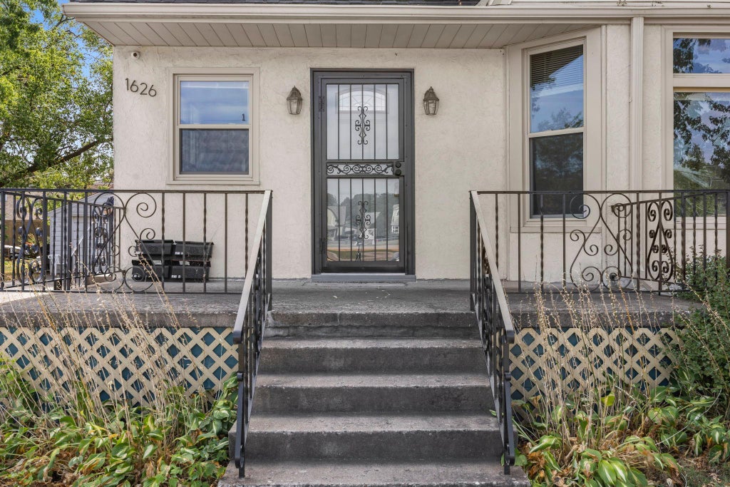Photo of 1626 Englewood Avenue, Saint Paul, MN 55104 (MLS # 7133336)