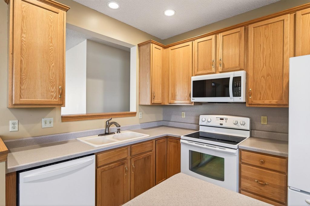 Photo of 5932 Prairie Ridge Drive, Roseville, MN 55126 (MLS # 7021637)